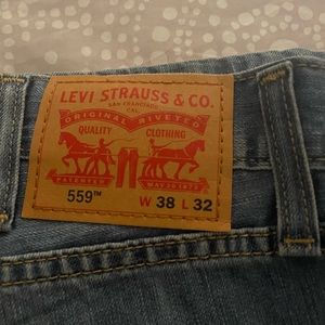 NWOT Levi 559 Jeans 38”x32”